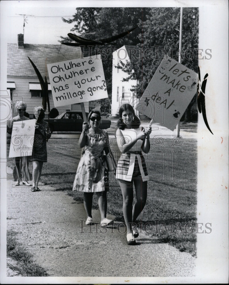 1973 Press Photo Teachers picketing Beacons Field - RRW94837 - Historic Images