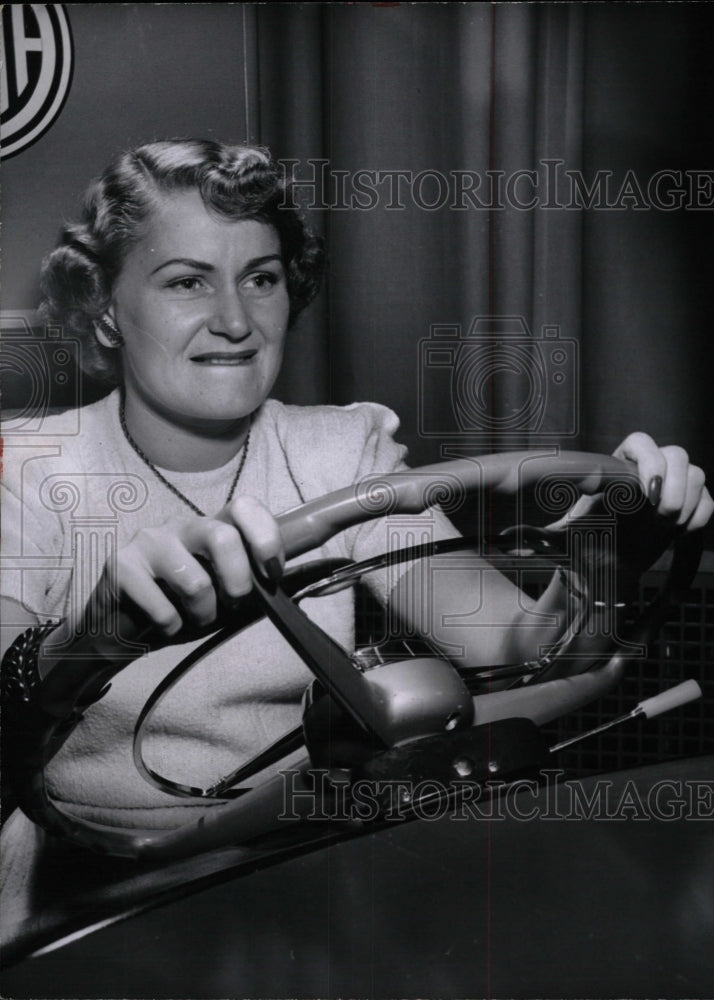 1952 Press Photo Auto Car Driver Test - RRW94875 - Historic Images