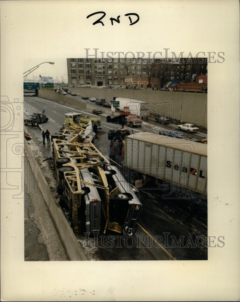 1986 Press Photo Truck carrier toppled after accident - RRW94877 - Historic Images