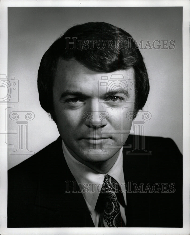 1975 Press Photo Newscaster Lowell James - RRW95075 - Historic Images