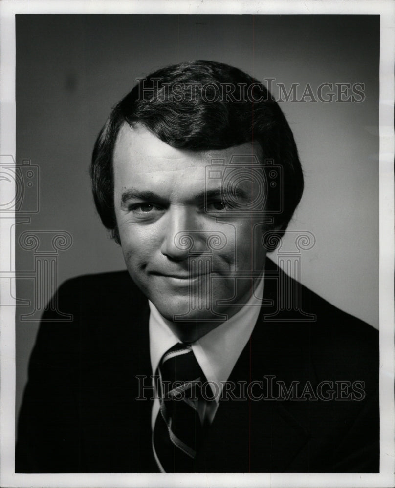 1975 Press Photo Newscaster Lowell James - RRW95081 - Historic Images