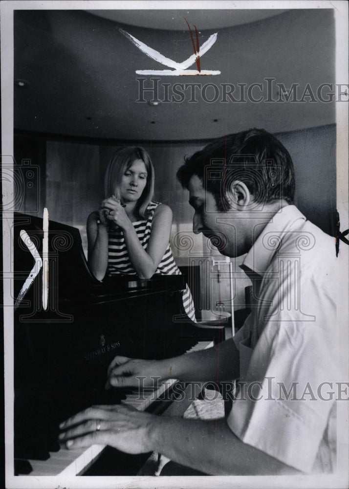 1969 Press Photo Ash Kennan Father Vladimir wife Music - RRW95461 - Historic Images