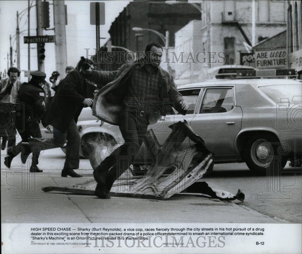 1981 Press Photo Sharky Burt Reynolds Police Officer - RRW95637 - Historic Images