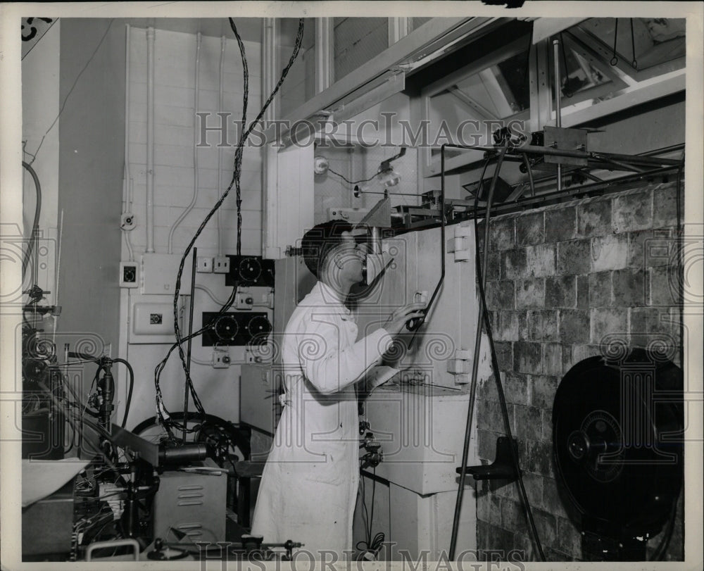 1946 Photo Dr Earl Hyde Operates Metallurgical Lab - RRW95661 - Historic Images