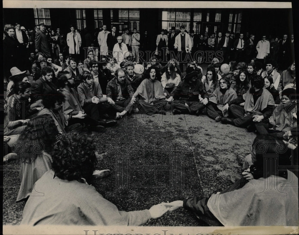 1969 Press Photo Yippies sitting singing mournful tunes - RRW95669 - Historic Images