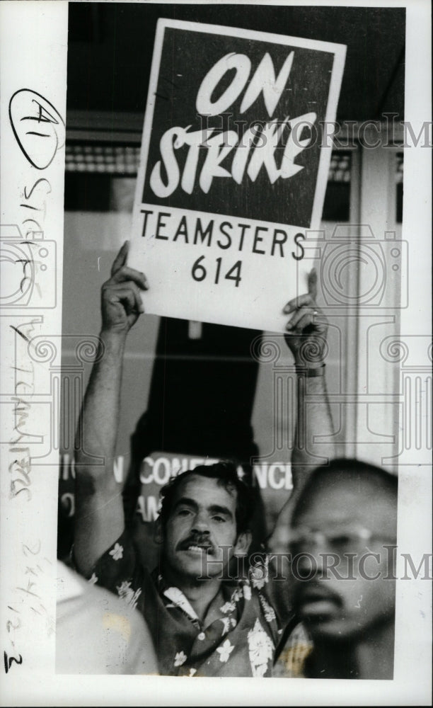 1985 Press Photo Truck drivers stirke Teamsters sign - RRW95777 - Historic Images