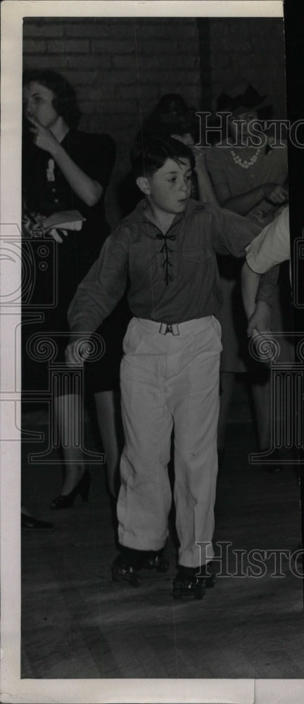 Press Photo John Mulvihilll on skates - RRW95847 - Historic Images