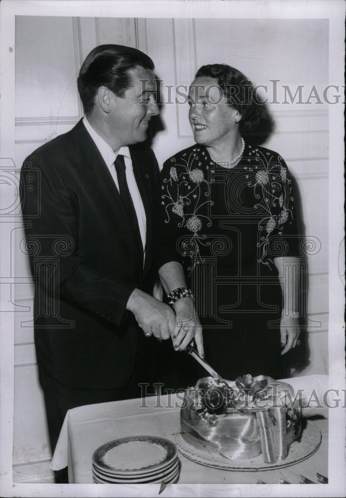 1954 Press Photo Phil Regan and wife cutting cake. - RRW95965 - Historic Images