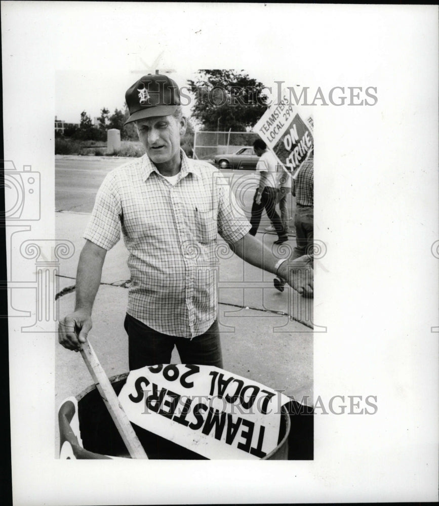 1985 Press Photo Truck Drivers on Strike. - RRW95975 - Historic Images