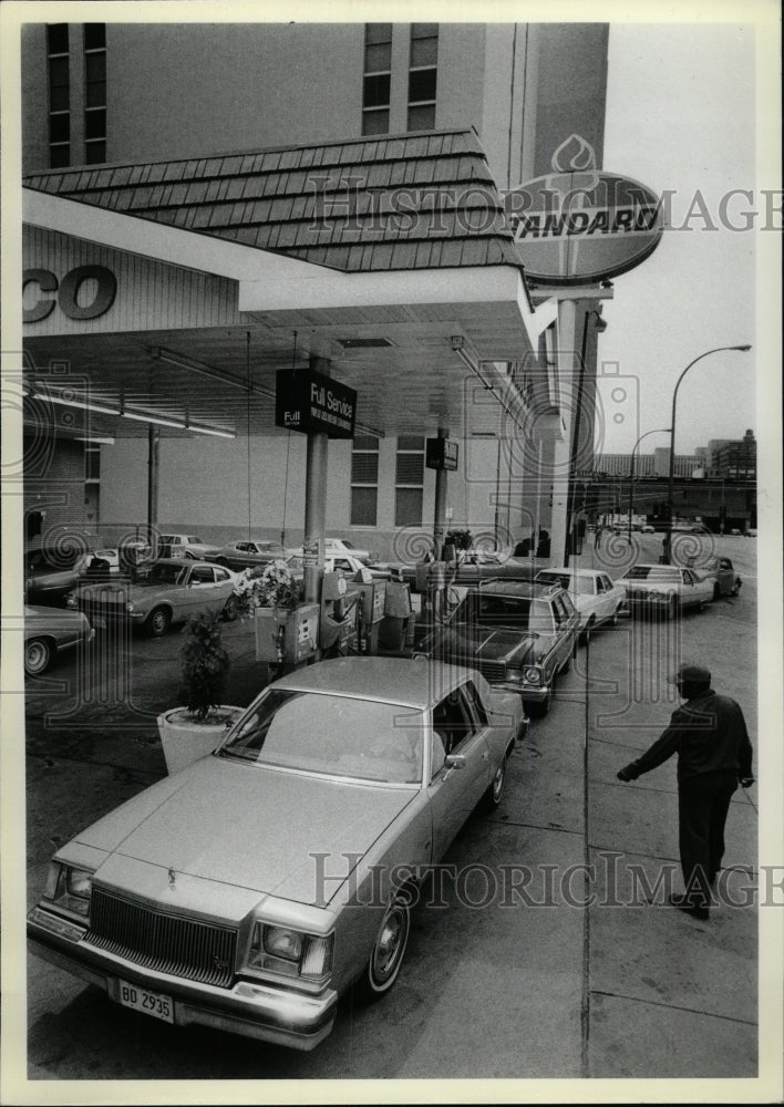 Press Photo Gasoline Shortage Chicago Area - RRW95999 - Historic Images