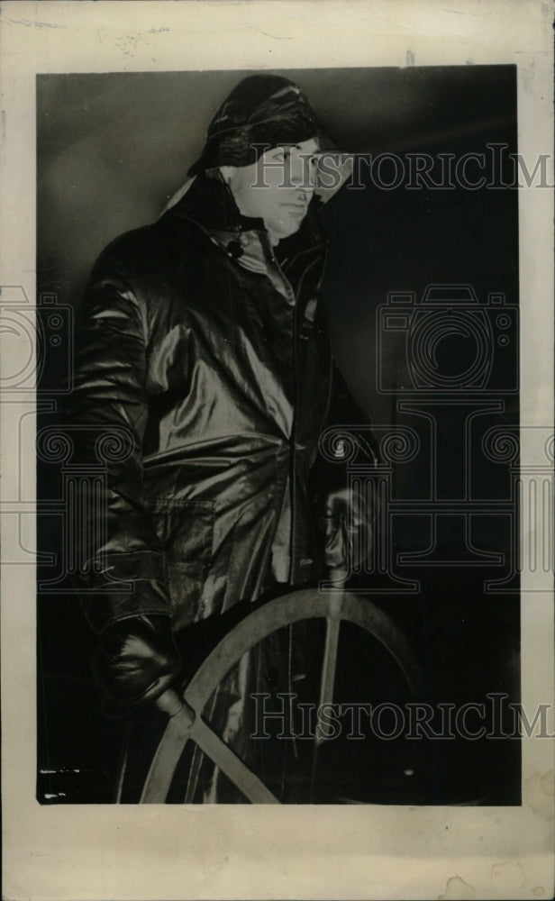 1943 Press Photo Seaman on the wheel of a ship - RRW96081 - Historic Images