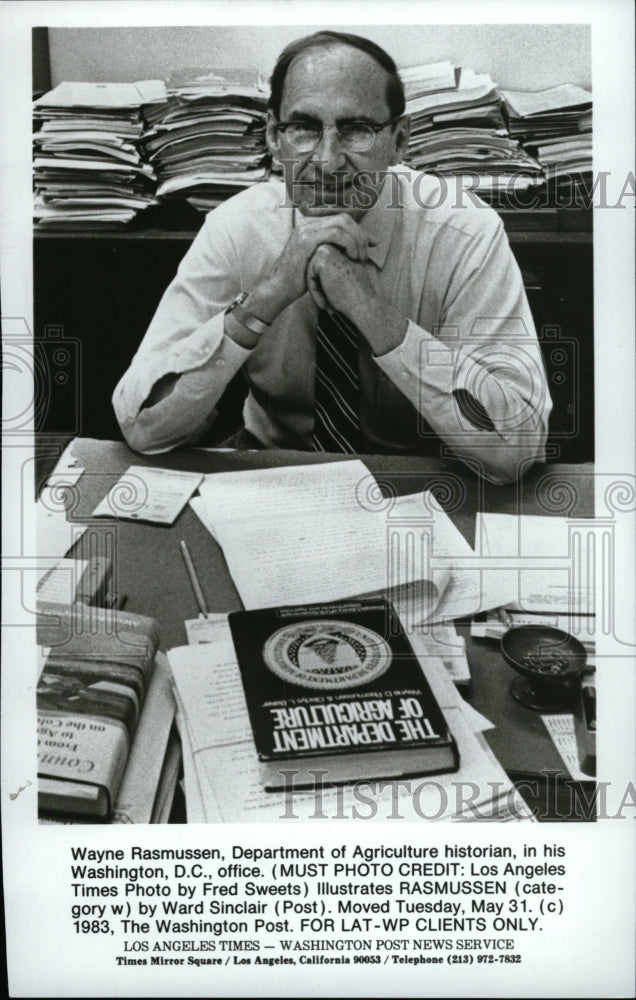 1983 Press Photo Wayne Rasmussen Agriculture historian - RRW96145 - Historic Images