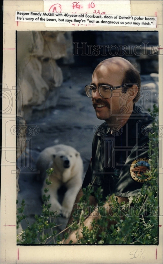 1988 Press Photo Keeper Randy McGill Scar Polar Bears - RRW96233 - Historic Images