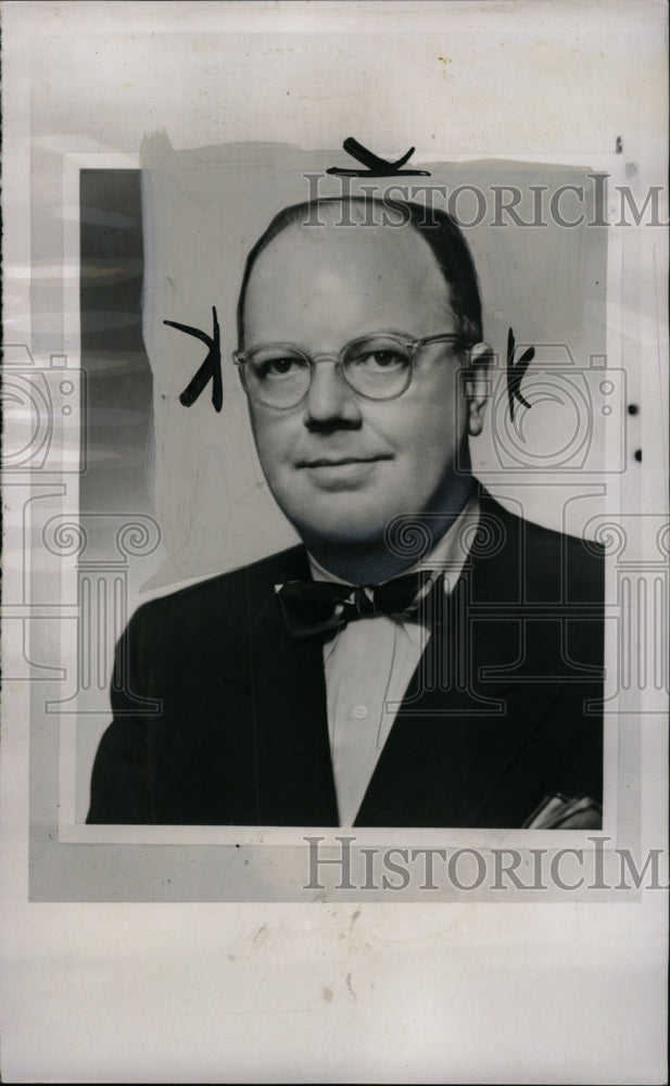 1954 Press Photo John Mansfield Plymouth president pose - RRW96277 - Historic Images