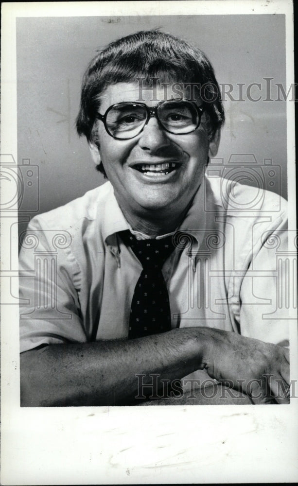 1984 Press Photo Charles Manos died Black White Smile - RRW96289 - Historic Images