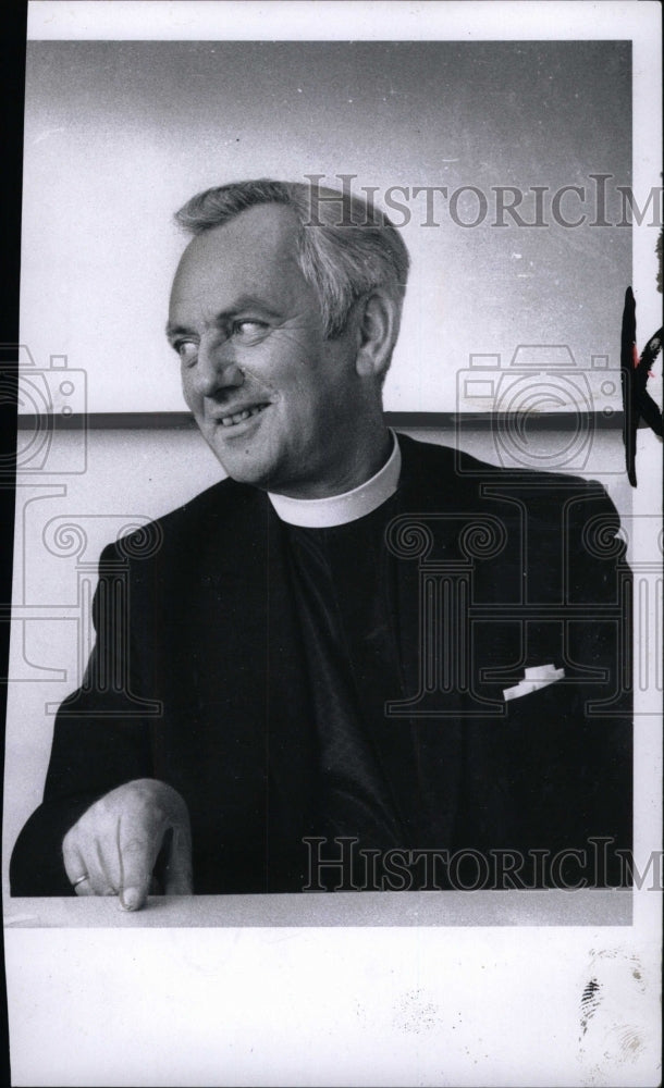 1969 Press Photo Rev. Canon John Findlow - RRW96327 - Historic Images