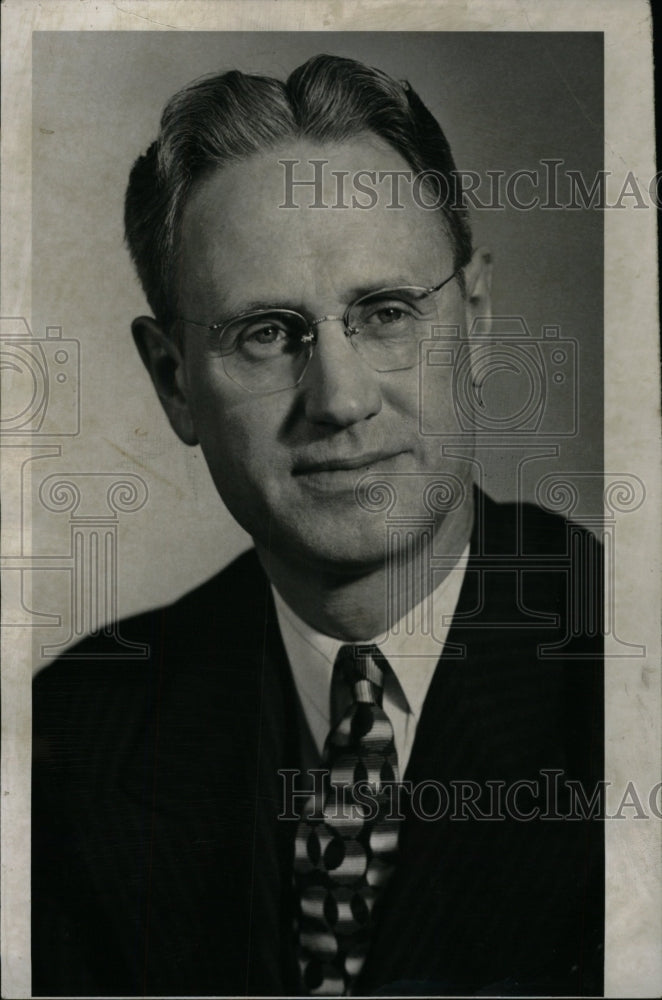 1943 Press Photo Forrest Wallace Detroit Radio News man - RRW96383 - Historic Images