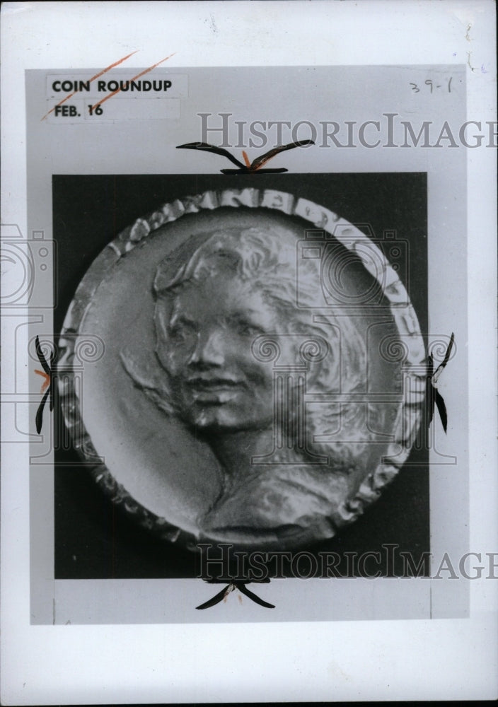 1969 Press Photo Mrs Jacqueline Kennedy Venezuela Coin - RRW96535 - Historic Images