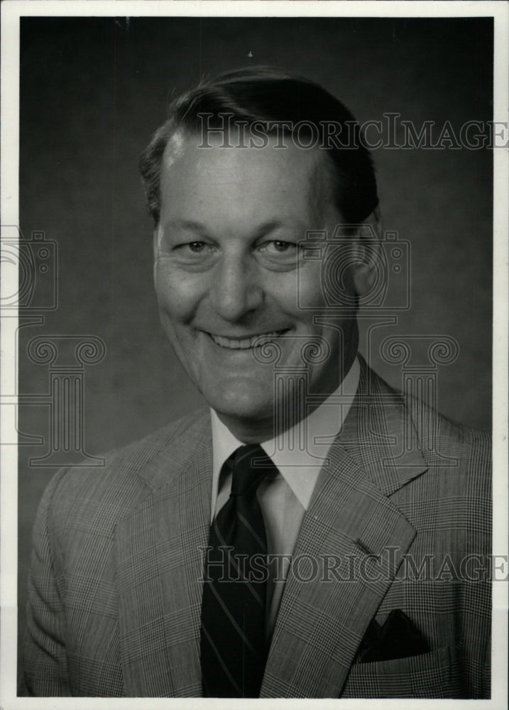 1990 Press Photo Philip Tomkinson Vice President Bus - RRW96641 - Historic Images