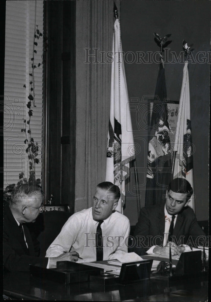 1966 Press Photo Carl Rudon Romney robeck Pison Detroit - RRW96725 - Historic Images