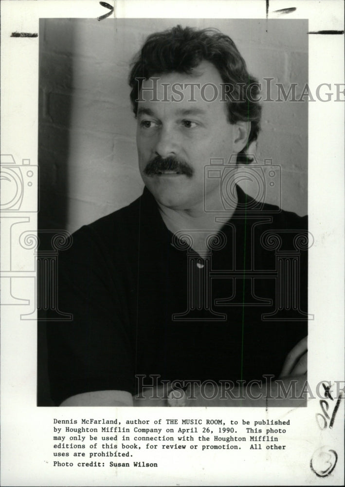 1990 Press Photo Dennis McFarland American Author - RRW96843 - Historic Images