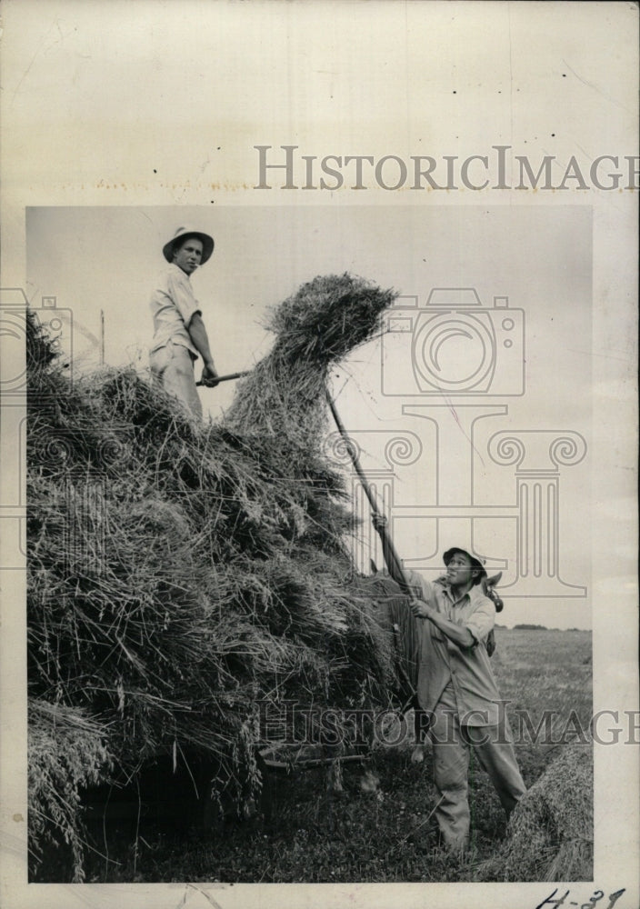 1943 Press Photo Bill Agawa and Gile River farming - RRW97323 - Historic Images