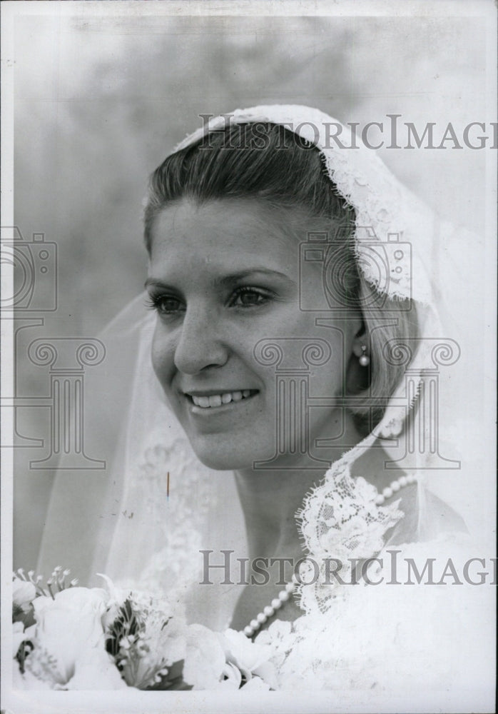 1978 Press Photo Mrs Phillip Hand Parsons Bride Dress - RRW97353 - Historic Images