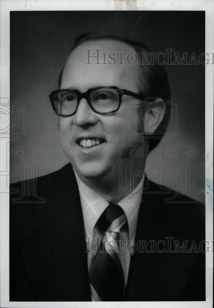 1976 Press Photo Dennis Sullivan Business Executive. - RRW97525 - Historic Images