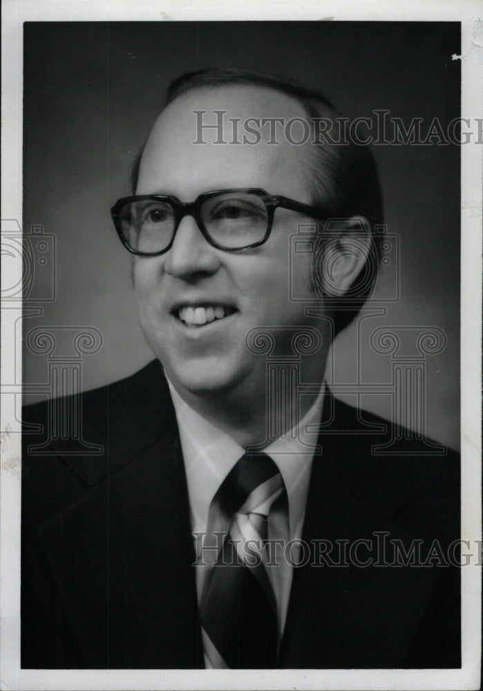 1976 Press Photo Dennis Sullivan Business Executive - RRW97527 - Historic Images