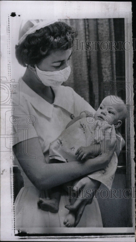 1959 Press Photo Stubble field twins Nurse Ester Kelly - RRW97551 - Historic Images