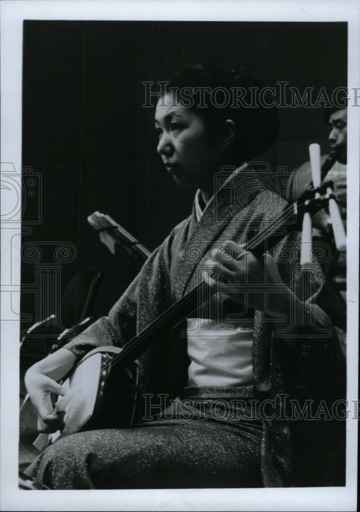 1988 Press Photo Shamisen Japanese Musica Nipponia Play - RRW97619 - Historic Images