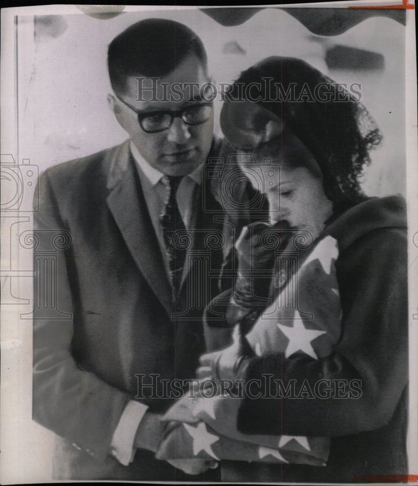 1966 Press Photo Bernard Kistler husband cemetery west - RRW97759 - Historic Images