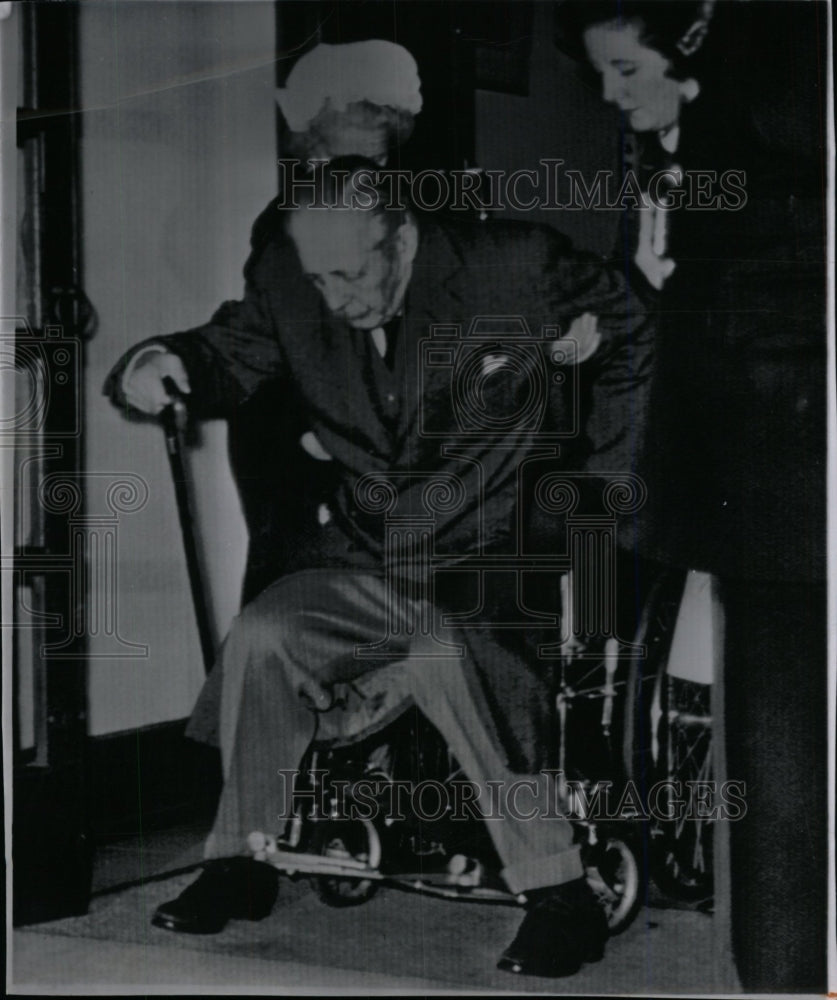 1963 Press Photo Minister Macmillan British Wheel Chair - RRW97797 - Historic Images