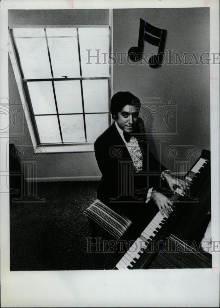 1982 Press Photo Pianist Gary Lawrence - RRW98093 - Historic Images