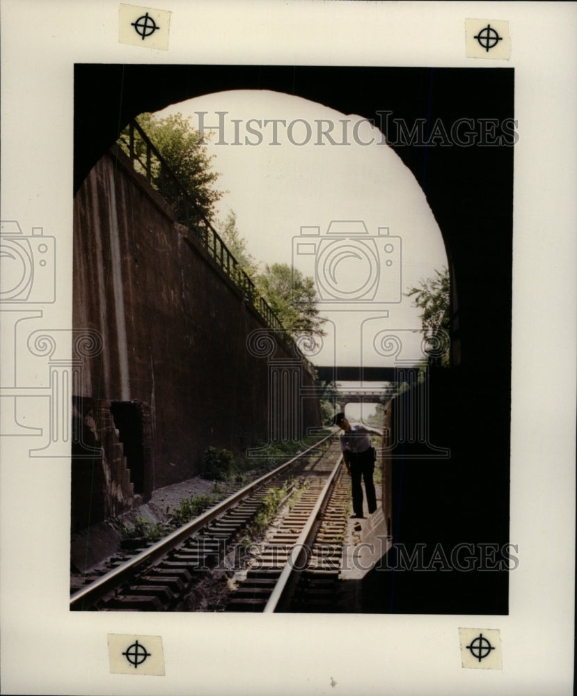 1991 Press Photo Canadian Natl Railroad Agent Checking - RRW98503 - Historic Images