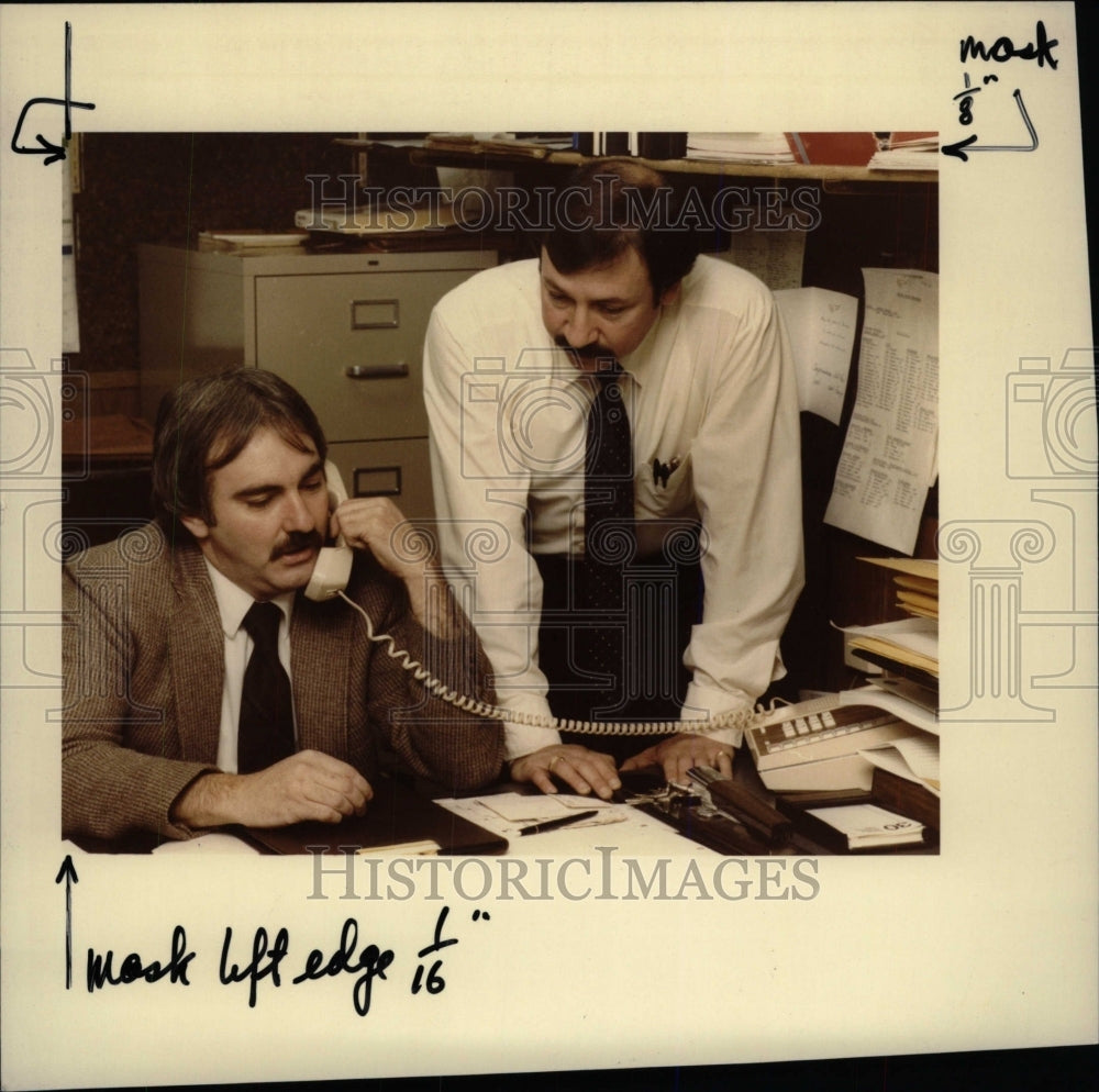 1984 Press Photo Policemen Investigating On Phone - RRW98507 - Historic Images