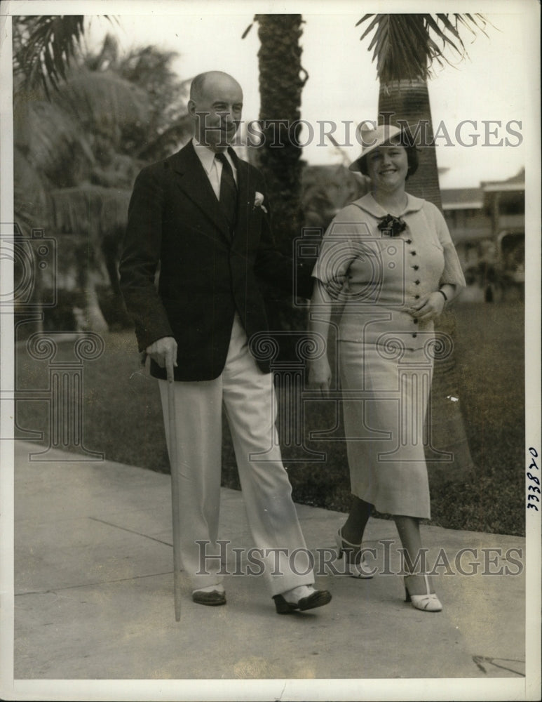 1935 Press Photo Detroit Socialites Wallace Strolling - RRW98563 - Historic Images