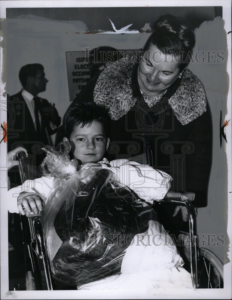 1966 Press Photo Child Leaving Hospital Bus Accident - RRW98571 - Historic Images