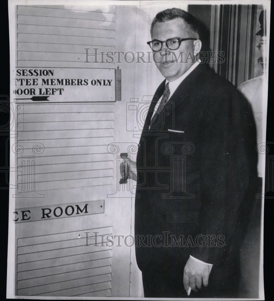 1957 Press Photo Scott McLeod doesn&#39;t measure up - RRW98615 - Historic Images