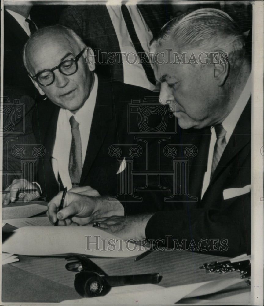 1962 Press Photo Union Leader Contract Steel Producer - RRW98679 - Historic Images