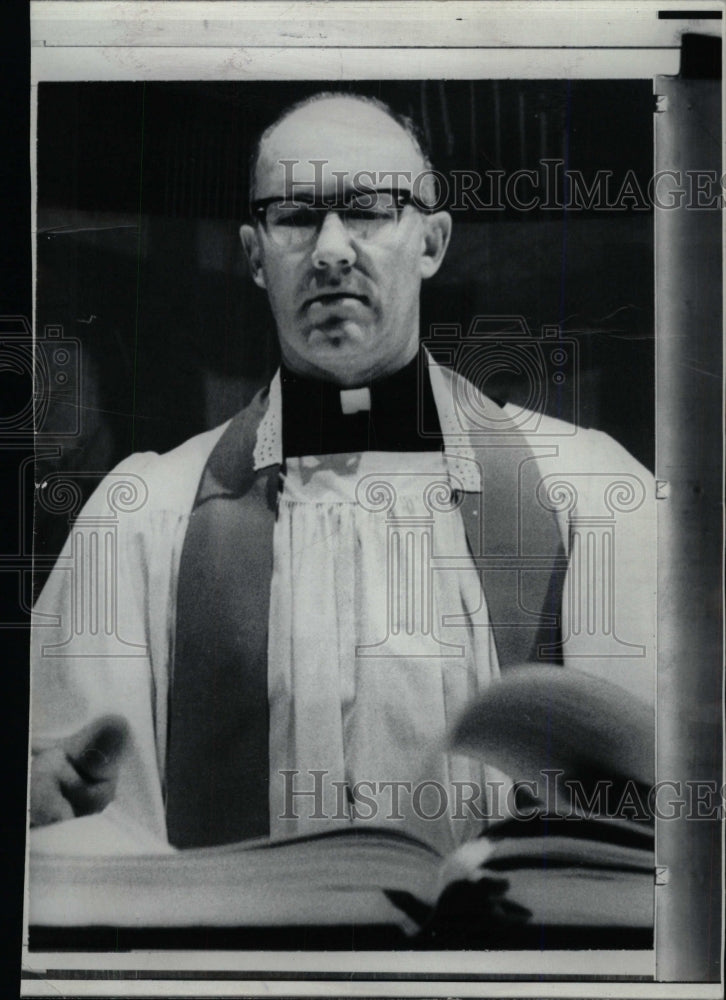1970 Press Photo Fr Francis Tierney - RRW98727 - Historic Images