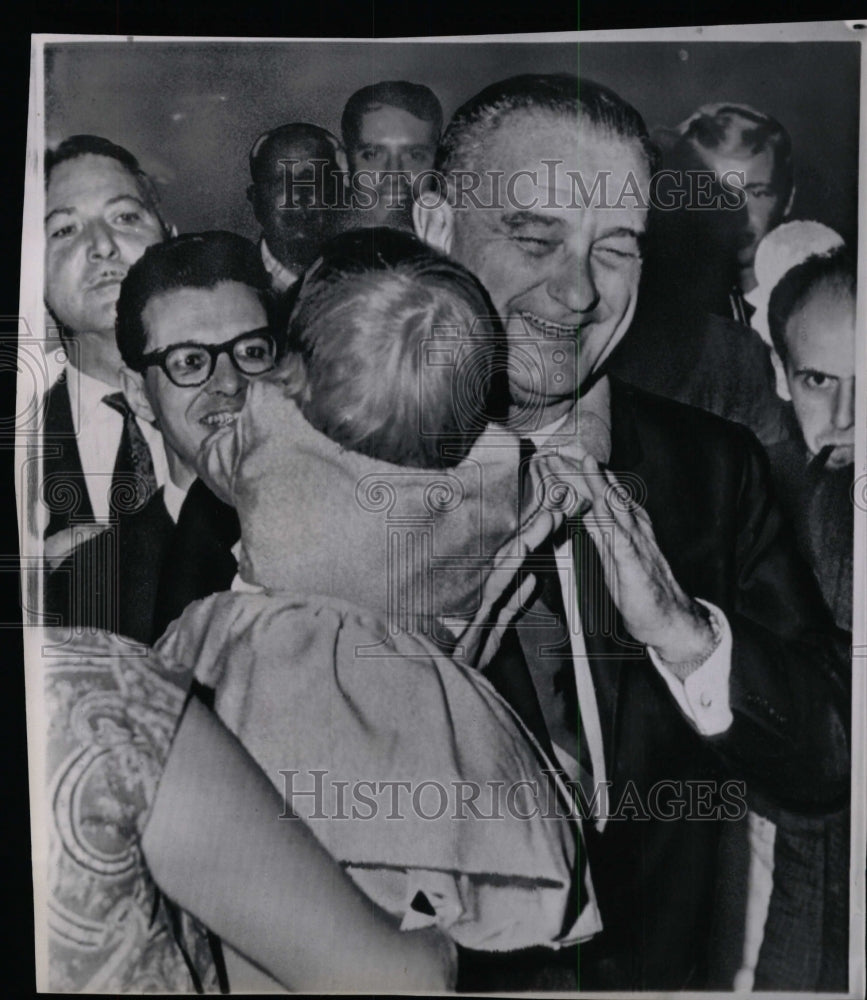 1962 Press Photo VP Johnson Hugging Little Girl Rome - RRW98849 - Historic Images