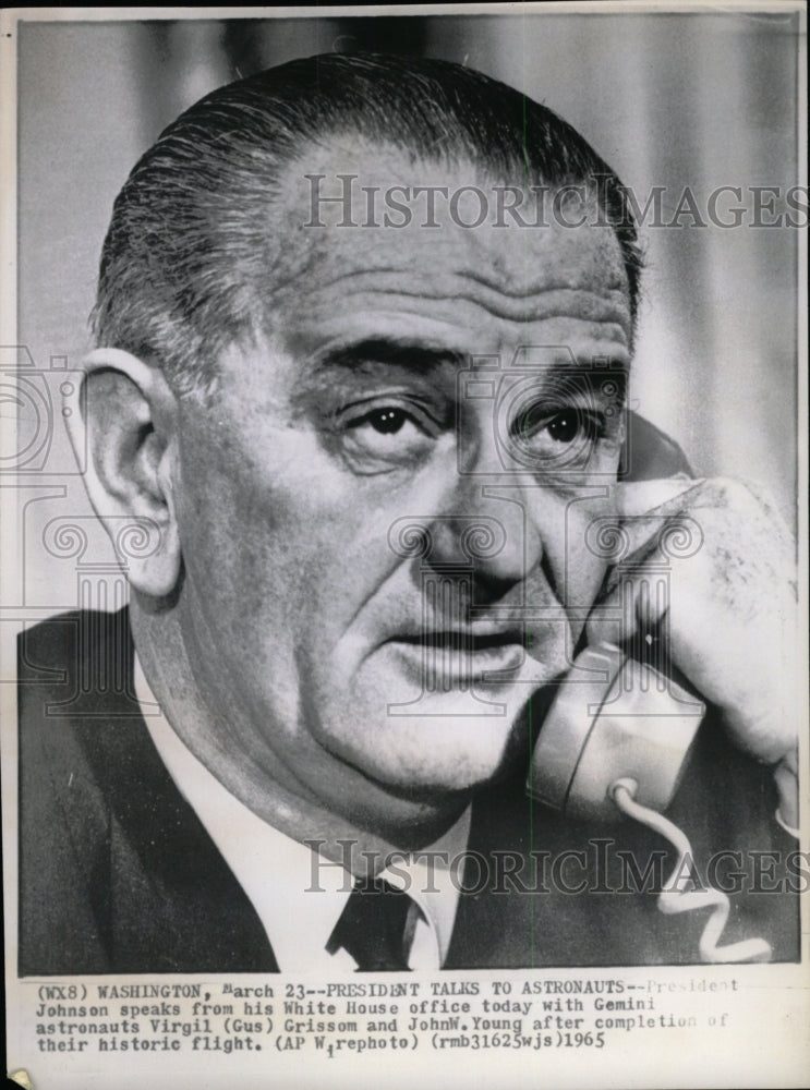 1965 Press Photo Pres Lyndon Johnson Talks To Astronaut - RRW98859 - Historic Images