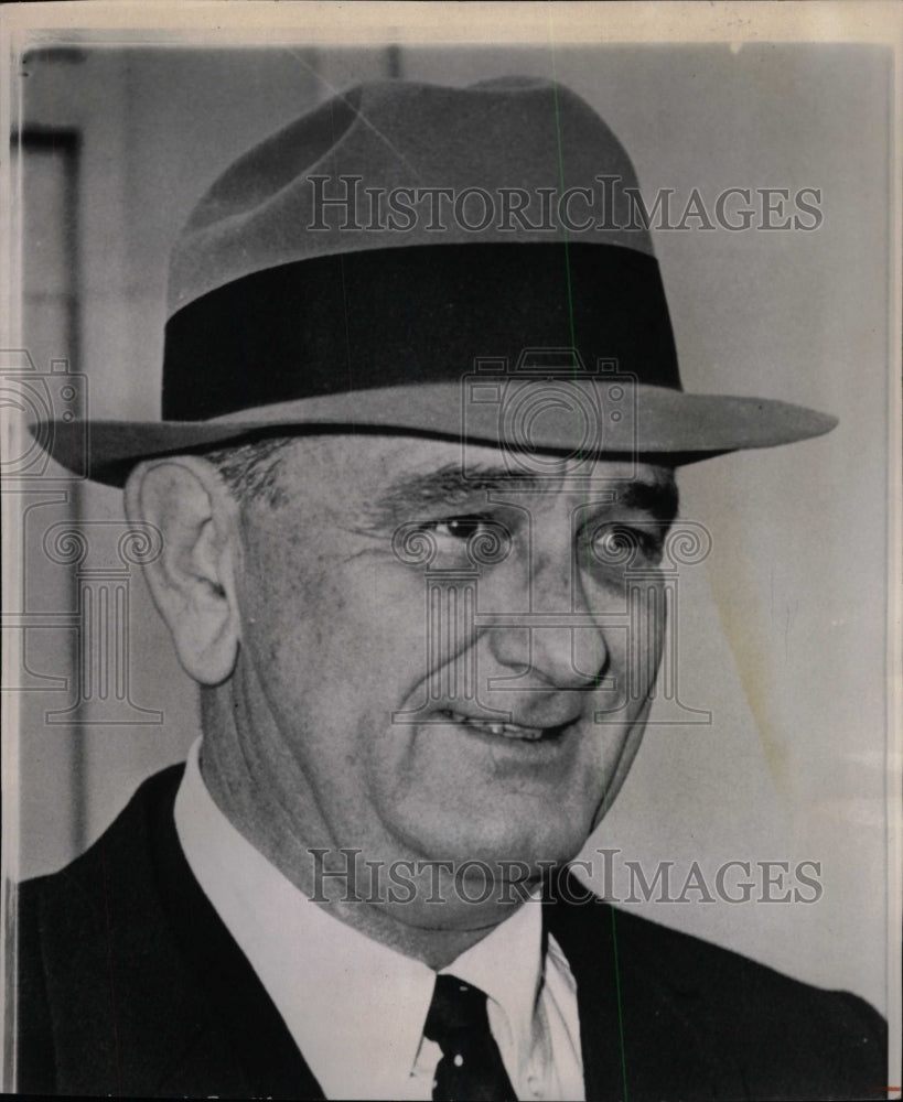 1965 Press Photo Pres Johnson Leaving Naval Hospital - RRW98867 - Historic Images