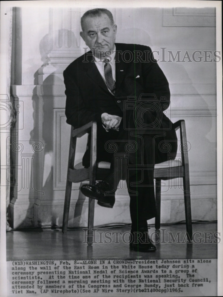 1965 Press Photo President Johnson sitting alone - RRW98873 - Historic Images