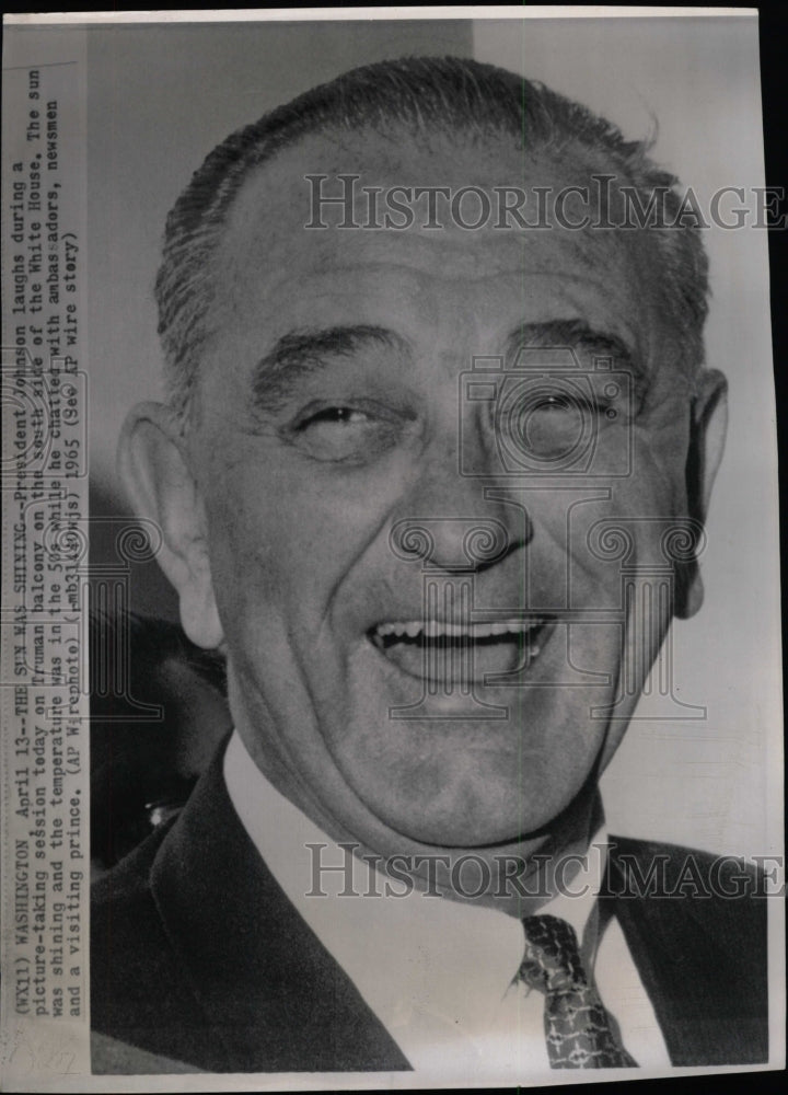 1965 Press Photo Pres Johnson Laughing Picture Session - RRW98919 - Historic Images