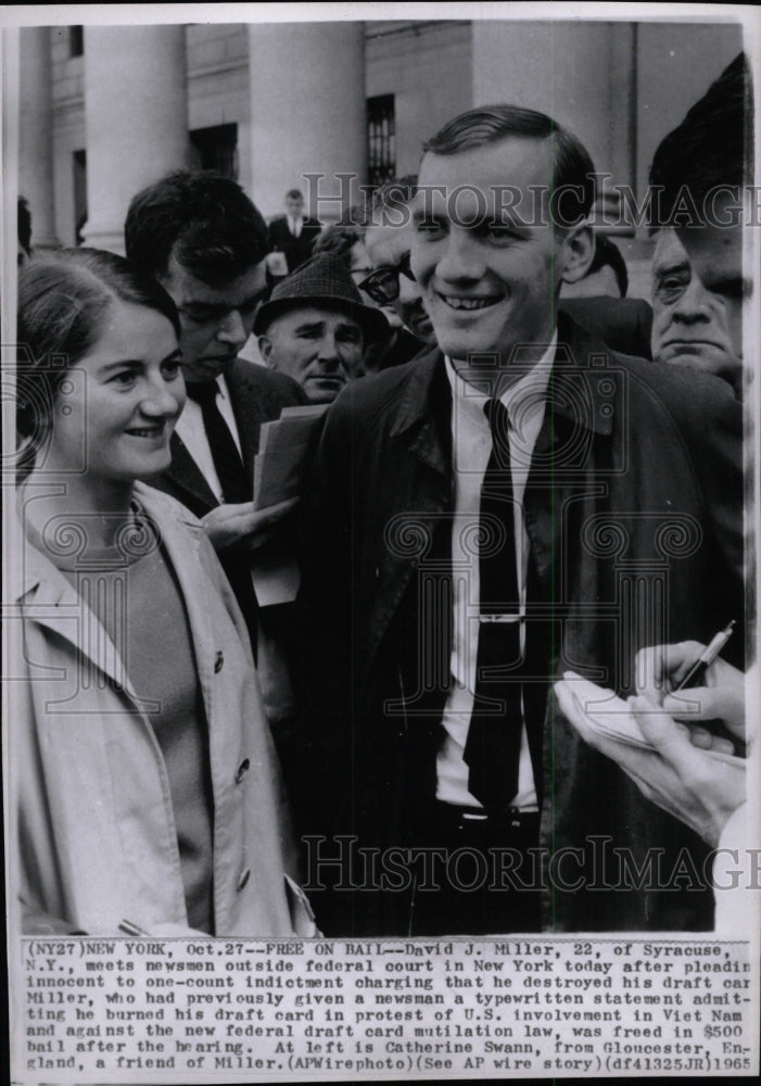 1965 Press Photo Draft Evasion Accused Out On Bail - RRW98947 - Historic Images