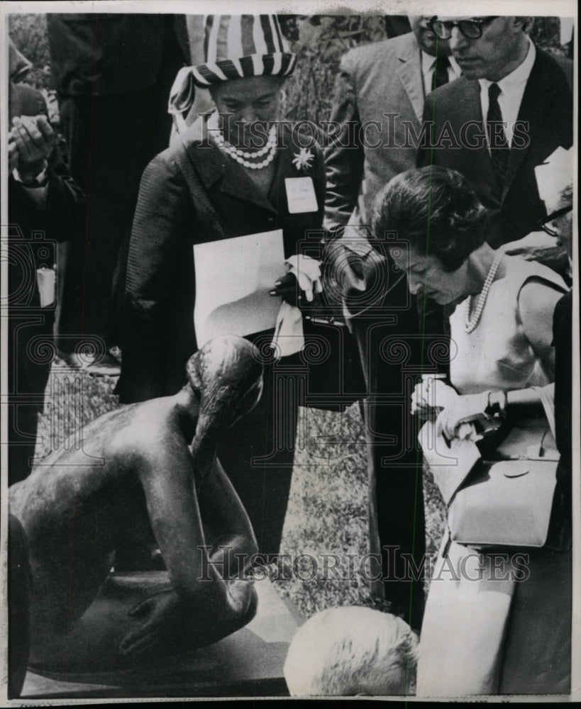 1965 Press Photo Mrs. Johnson sees crouching woman scul - RRW98969 - Historic Images