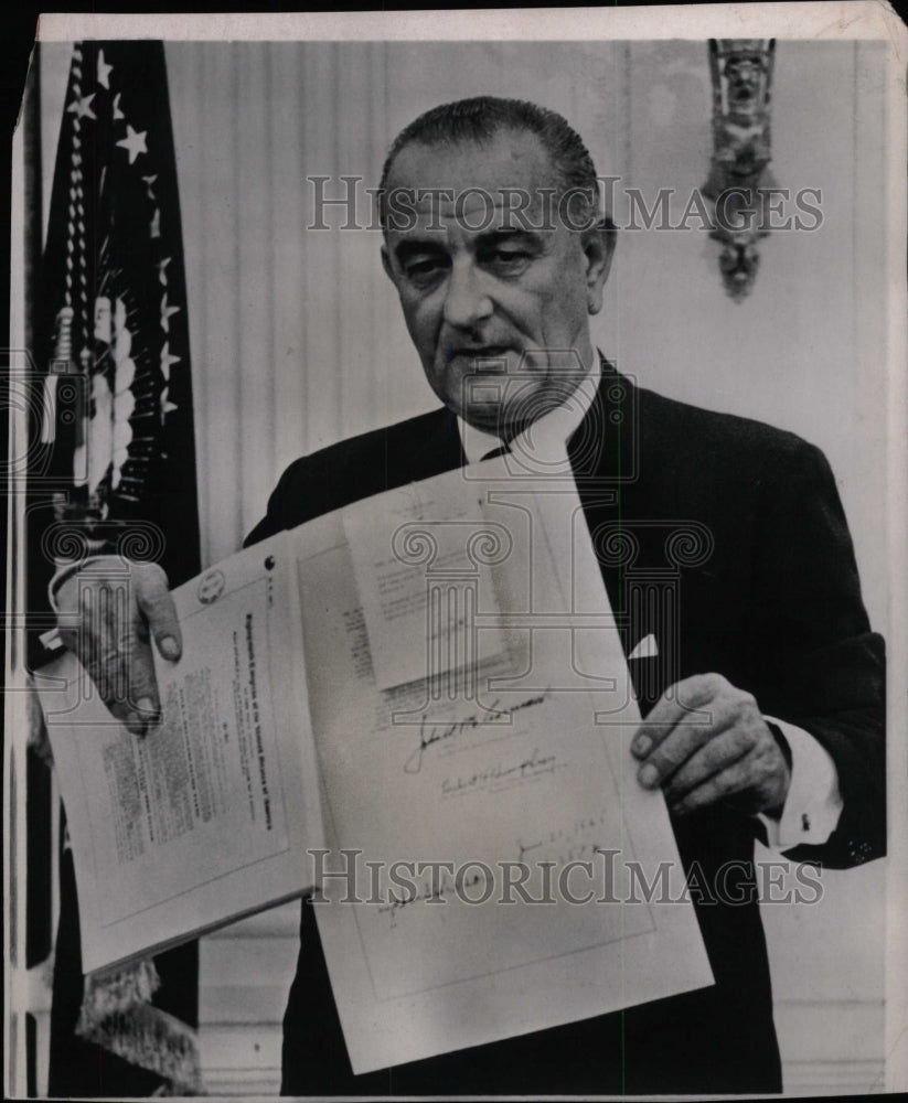 1965 Press Photo President Johnson Hold Excise Repeal B - RRW99039 - Historic Images