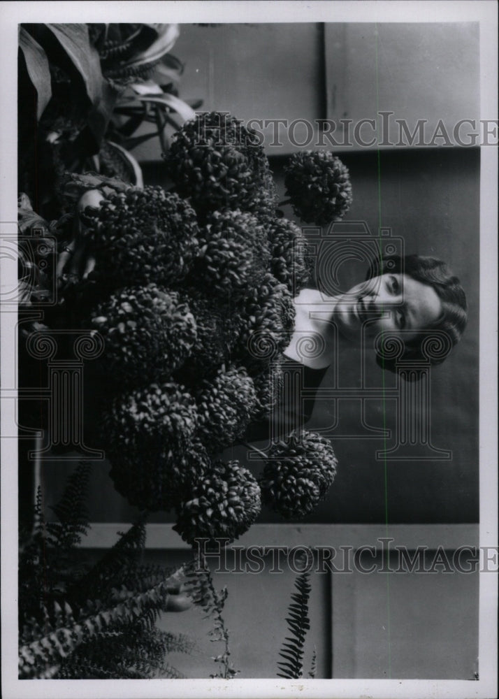 1966 Press Photo lady chrysanthemums - RRW99099 - Historic Images